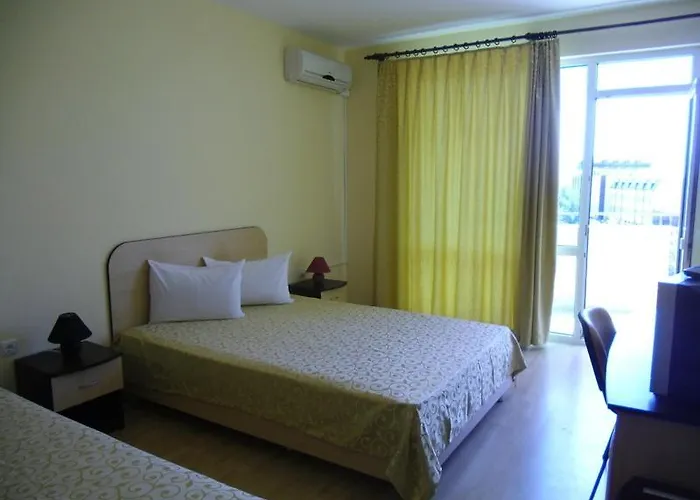 Anelia Family קברנה